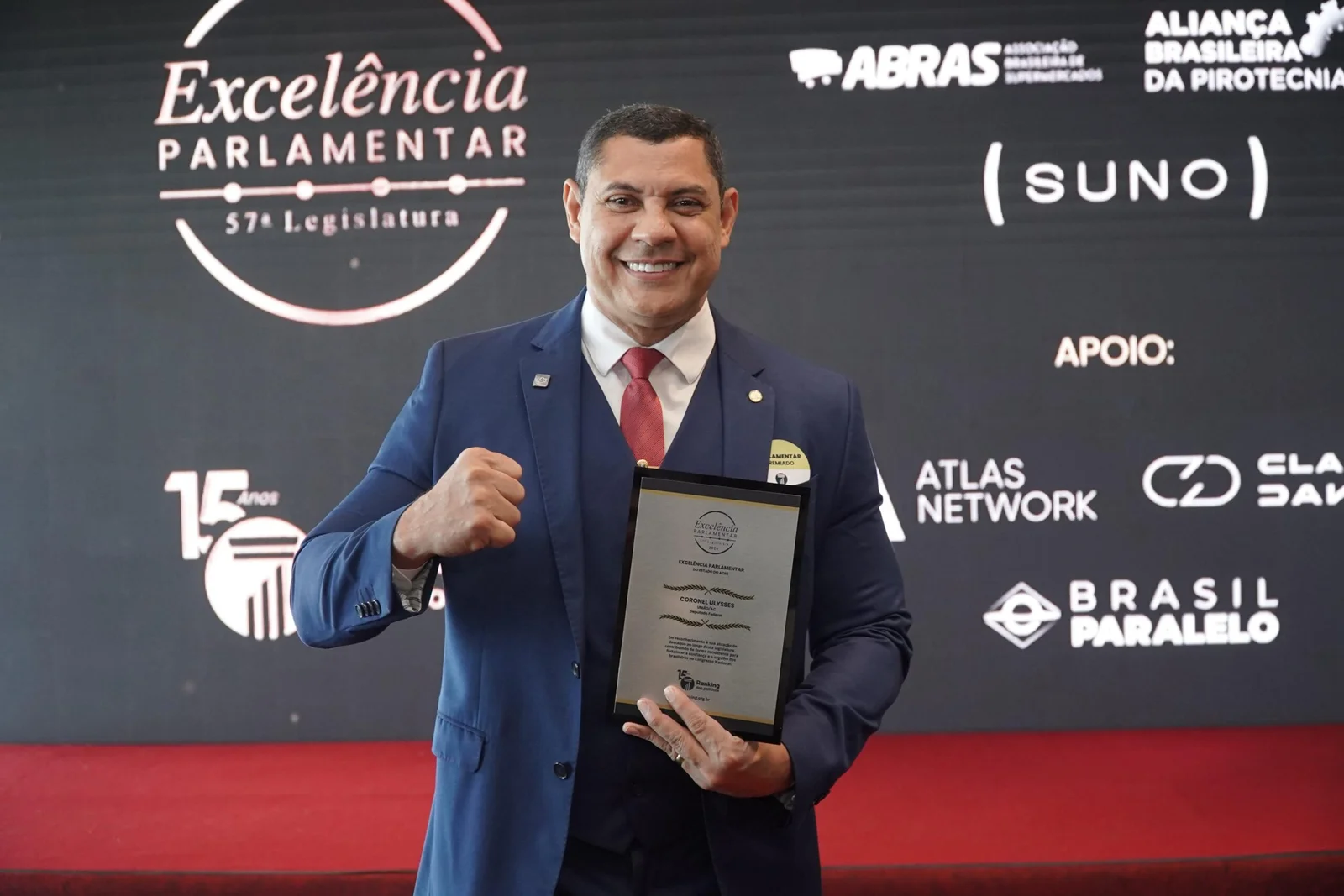 Coronel Ulysses sorrindo segura a placa do prêmio Excelência Parlamentar 57ª Legislatura em evento do Ranking dos Políticos